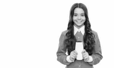 Mutlu çocuk duş jeli kullanıyor. Gençler için kozmetik ürünler sunuyorum. Genç kız şampuan şişesi kullanıyor. Saç kremi olan çocuk beyaza izole edilmiş. Uzun kıvırcık saçlı. Günlük alışkanlıklar ve kişisel bakım.