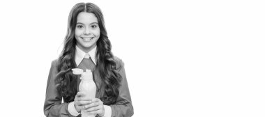 Küçük mutlu çocuk içme suyu şişesi beyaz, sağlık hizmetlerinde izole edilmiş. Ayrı çocuk yüzünün yatay posteri, afiş başlığı, kopyalama alanı