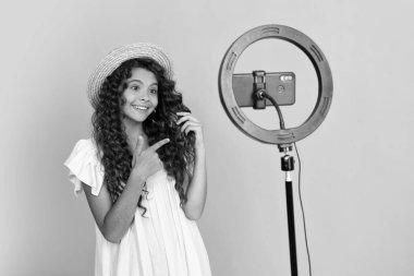 Çocuk video kaydedicisi telefonda video blogu yapıyor. Web günlüğü ve vlog. Genç kız blogger etkileyicisi sosyal medya için video kaydediyor. Mutlu ergen, pozitif ve gülümseyen genç kız duyguları