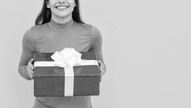 Kara Cuma indirimi. Mevsimlik satışlar. Sarı arka planda kutusu olan mutlu bir kız. Boks günü. Hediyeler ve hediyeler. Alışveriş yapan kadın. Mutlu yıllar..