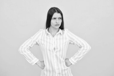 Negatif kadın, sarı arka planda izole edilmiş yasaklı bir kural göstermiyor. Hoşnut olmayan kızgın kadın