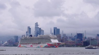 New York, ABD - 16 Haziran 2023: New York 'ta Manhattan' a yakın Norveçli Neşe Yelkenlisi. New York Manhattan 'ın Skyline' ı Hudson Nehri yolcu gemisi NCL 'de seyrediyor..