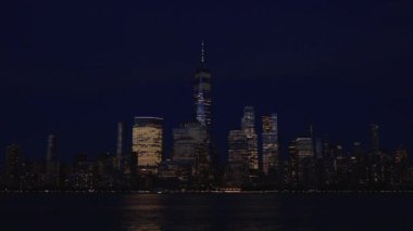 Akşam New York Manhattan 'da. New York 'ta günbatımı Aşağı Manhattan Finans Bölgesi Hudson Nehri' nde. New York 'tan sevgilerle. Manhattan New York Şehri, New York. Manhattan ufuk çizgisi günbatımı manzarası