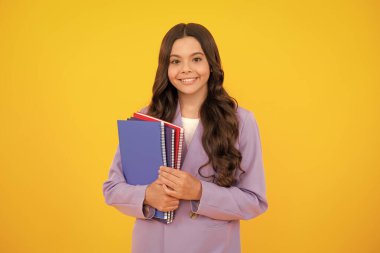 Kopya kitabı olan liseli kız izole edilmiş arka planda poz veriyor. Edebiyat dersi, ilkokul. Entelektüel çocuk okuyucu