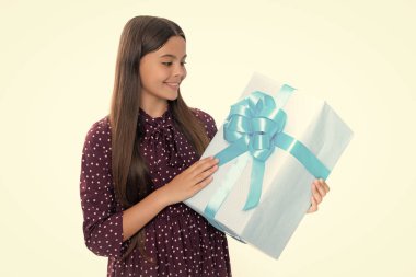 Duygusal ergen çocuk doğum gününde hediye. Komik kız elinde hediye kutularıyla yeni yılı ya da Noel 'i kutluyor. Mutlu gülümseyen genç kızın portresi.