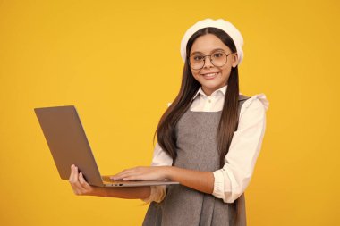 İzole edilmiş stüdyo geçmişine sahip dizüstü bilgisayarı olan öğrenci kız. İnternetteki video webinar, dizüstü bilgisayardan öğrenme, elearning dersi, bilgisayar araması. Mutlu yüz, pozitif ve gülümseyen liseli kızlar