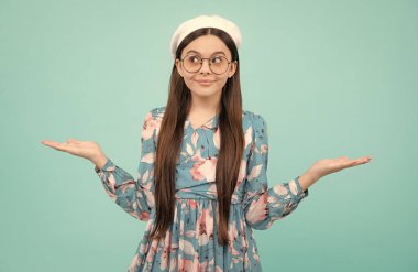 Genç bir çocuk bir ürün ya da fikir sunmak için bir parmağıyla kenarı işaret ediyor. Boş bir yeri işaret eden günlük kıyafetli bir genç kız. Şaşırmış yüz, şaşırmış genç kız duyguları.