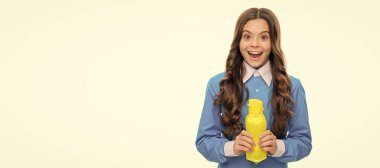 Mutlu çocuk, beyaz, içilebilir yoğurt üzerine izole edilmiş sıvı süt ürünleri içeren plastik bir şişe tutuyor. Ayrı çocuk yüzünün yatay posteri, afiş başlığı, kopyalama alanı