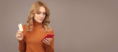 Cep telefonundan kredi kartı ödemesi. Kadın kredi kartıyla ödeme yapıyor. İnternetten alışveriş. Kadın portresi, kopyalanmış başlık pankartı