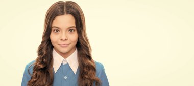 Gerçekten çok tatlı. Küçük kızın güzel görünüşü. Kuaför salonu. Saç bakımı ve cilt bakımı. Güzelliğe inan. Çocuk yüzü, yatay poster, izole edilmiş genç kız portresi, fotokopi alanı olan pankart