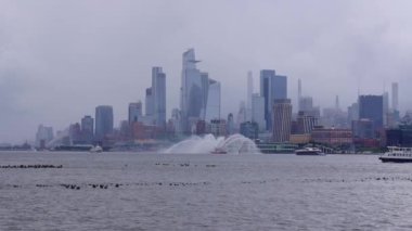 New York, ABD - 16 Haziran 2023: New York 'ta Manhattan' a yakın Norveçli Neşe Yelkenlisi. New York Manhattan 'ın Skyline' ı Hudson Nehri yolcu gemisi NCL 'de seyrediyor..