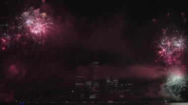 Flashing Fireworks ile New York City Skyline Manhattan. New York Manhattan havai fişekleri. New York Havai fişekleri Manhattan üzerinde. 4 Temmuz Havai fişekleri. Bağımsızlık Günü