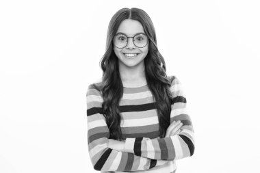 Kendine güvenen çocuk kollarını çapraz, beyaz arka planda soyutlanmış, boş bir alanda tutar. 12, 13, 14 yaşlarındaki küçük beyaz kız el ele tutuşmuş. Mutlu kız yüzü, pozitif ve gülümseyen duygular