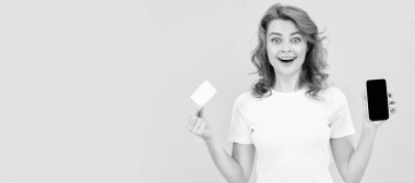 Kadınlar internet bankacılığına para ödüyor. Evden alışveriş. Siber pazartesi. Hızlı ödeme. Şaşırmış kız. İzole edilmiş yüz portresi, taklit alanı olan pankart