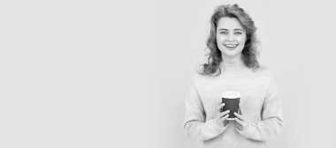 İzole edilmiş yüz portresi, fotokopi alanı olan pankart. Sıcak içeceğin tadını çıkarıyorum. Kadın bardağı tutar. Günaydın. Mutluluğu ifade et. pozitif duygular. Kahve fincanlı kadın.