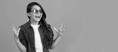 gözlüklü çocuk. Vlogger canlı yayında. Akıllı telefondan video blogu hazırlıyorum. Çocuk yüzü, yatay poster, izole edilmiş genç kız portresi, fotokopi alanı olan pankart