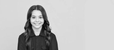 Gülümseyen yüzlü neşeli bir kız çocuğu, mutlu bir çocukluk. Çocuk yüzü, yatay poster, izole edilmiş genç kız portresi, fotokopi alanı olan pankart