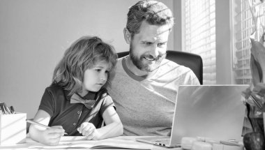 Aile blogu. Çocuk özel öğretmeniyle ödev yapıyor. Webinar video dersi. Bilgisayarda online eğitim. Evde eğitim ve para kazanmak. Okula dönüyorum. Baba ve oğul evdeki bilgisayara bakıyor..