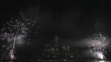 Flashing Fireworks ile New York City Skyline Manhattan. New York Manhattan havai fişekleri. New York Havai fişekleri Manhattan üzerinde. 4 Temmuz Havai fişekleri. Bağımsızlık Günü