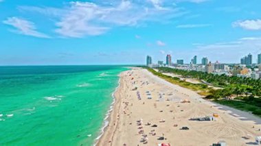 Miami güney sahili hava manzaralı. Miami sahilinde yaz tatili. Miami sahilinde Biscayne Körfezi 'nde yaz tatili. Miami, Florida 'nın sahil kıyısı. Yazın kıyı şeridi. Denizde tatil..