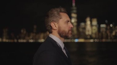 İş adamı New York 'ta buluşmaya gidiyor. İş adamının iş başarısı. Takım elbiseli bir iş adamı. Başarılı bir iş adamı Amerikan şehrinde açık havada yürüyor. Takım elbiseli zengin adam. Finansal başarı. Girişimci.