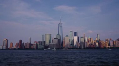 Manhattan New York Şehri, New York. New York Manhattan 'da hava karardığında zaman turu başlar. New York 'un Aşağı Manhattan Finansal Bölgesi Hudson Nehri' nde Timelapse Sunset. New York 'tan sevgilerle..
