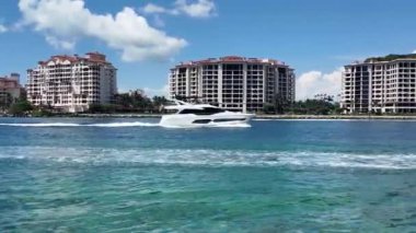 Florida 'nın güneyinde, Miami' de, Marina 'da lüks bir yat. Biscayne Körfezi 'ndeki yat teknesi. Lüks yatı olan Miami Marina şehir merkezinde. Lüks yat marinası. Lüks bir tekne..