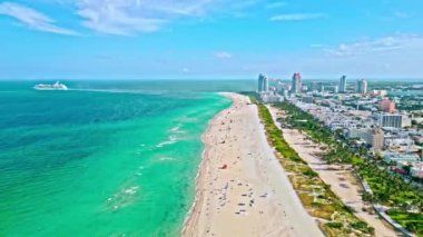 Deniz sahili ve sahil şeridi. Miami 'de yaz tatili. Sahilde deniz seyahati. Biscayne Körfezi Havacılık. Biscayne Körfezi 'nde yolcu gemisi. Miami kıyı şeridi. Miami güney sahili hava manzaralı. Deniz yolculuğu.