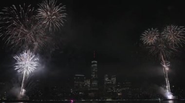 Flashing Fireworks ile New York City Skyline Manhattan. New York Manhattan havai fişekleri. New York Havai fişekleri Manhattan üzerinde. 4 Temmuz Havai fişekleri. Bağımsızlık Günü