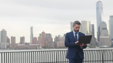Dijital veri yürüyüşü üzerinde çalışan bir iş adamı. Profesyonel pazarlama müdürü. İş başarısı. CEO dışarıda çalışıyor. Takım elbiseli bir iş adamı. Başarılı bir iş adamı dizüstü bilgisayarla yürür. Boşluğu kopyala.