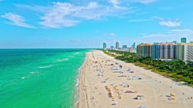 Yazın kıyı şeridi. Denizde tatil. Miami sahilinde yaz tatili. Miami güney sahili hava manzaralı. Miami Beach Biscayne Körfezi 'nde yaz tatili. Miami, Florida 'nın sahil kıyısı. 4k video.