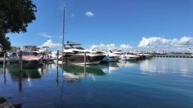 Yazın yat tatili. Marina körfezi. Deniz marinasında lüks bir karavan yatı. Navigasyon yatı. Miami sahiline demir atmış özel lüks bir tekne. Yaz tekne tatili. Miami yat turu. Lüks seyahat.