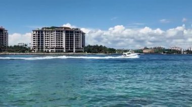 Lüks yatı olan Miami Marina şehir merkezinde. Yaz tatili. Lüks yat marinası. Lüks bir tekne. Miami South Beach 'teki Marina. Biscayne Körfezi 'ndeki yat teknesi..