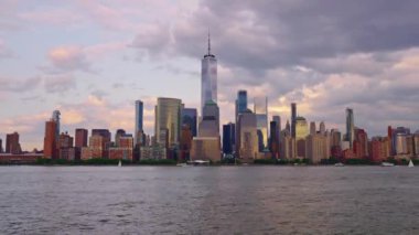 New York Manhattan 'da hava karardığında zaman turu başlar. New York 'un Aşağı Manhattan Finansal Bölgesi Hudson Nehri' nde Timelapse Sunset. New York 'tan sevgilerle. Manhattan New York Şehri NYC.