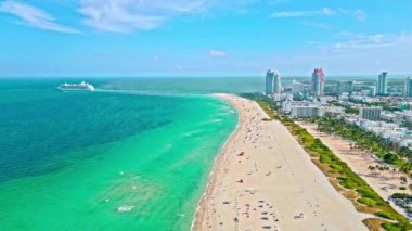 Biscayne Körfezi 'nde yolcu gemisi. Miami kıyı şeridi. Miami güney sahili hava manzaralı. Deniz sahili ve sahil şeridi. Miami 'de yaz tatili. Sahilde deniz seyahati. Biscayne Körfezi Havacılık.