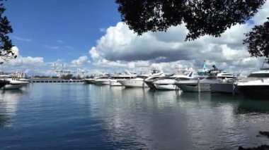 Lüks yat marinası. Lüks bir tekne. Marina, Miami Beach, Florida USA 'de. Yat teknesi Biscayne Körfezi 'ne yanaştı. Lüks yatı olan Miami Marina şehir merkezinde. Yaz tatili. Miami Körfezi.