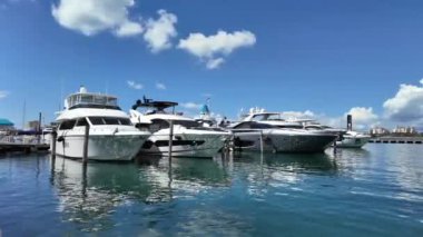 Miami sahilinde lüks bir yat. Miami Beach, Florida 'daki Marina' da. Lüks Güney Sahili marinası. Etkileyici yatı ve teknesi olan Miami marinası. Lauderdale Kanalı 'na demirlemiş lüks bir yat. Yat kiralama.