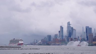 New York, ABD - 16 Haziran 2023: New York 'ta Manhattan' a yakın Norveçli Neşe Yelkenlisi. New York Manhattan 'ın Skyline' ı Hudson Nehri yolcu gemisi NCL 'de seyrediyor..