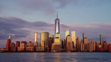 Manhattan, New York 'ta gece tur atar. New York 'un Aşağı Manhattan Finansal Bölgesi Hudson Nehri' nde Timelapse Sunset. New York 'tan sevgilerle. Manhattan New York Şehri NYC