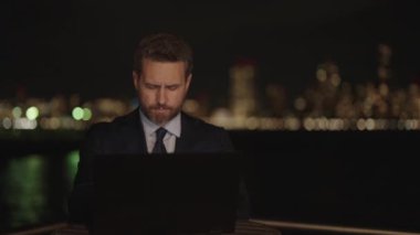 New York 'ta serbest çalışan bir iş adamı. İnternette çalışan bir iş adamı. İş adamı dışarıda bilgisayar ya da dizüstü bilgisayarda çalışmakla meşgul. Adam iş e-postası ve sörf yolluyor. Uzayı kopyala İçerik Pazarlaması.