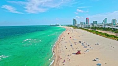 Miami güney sahili hava manzaralı. Deniz sahili ve sahil şeridi. Miami 'de yaz tatili. Sahilde deniz seyahati. Biscayne Körfezi Havacılık. Biscayne Körfezi 'nde yolcu gemisi. Miami kıyı şeridi. Gemi gemisi..