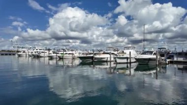 Yaz tatili. Lüks yat marinası. Lüks bir tekne. Marina, Miami Beach, Florida USA 'de. Yat teknesi Biscayne Körfezi 'ne yanaştı. Lüks yatı olan Miami Marina şehir merkezinde. Miami kıyıları.