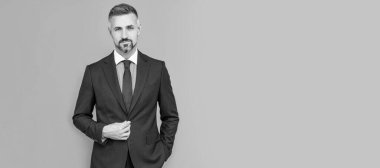 Takım elbiseli kendine güvenen bir iş adamı, patron. İnsan yüzü portresi, kopyalama alanı olan pankart