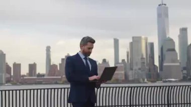 Bilgisayarı kullanan başarılı bir iş adamı. Dijital veri yönetimi üzerinde çalışan bir iş adamı. Profesyonel pazarlama müdürü. İş başarısı. CEO dışarıda çalışıyor. Takım elbiseli iş adamı CEO 'su.