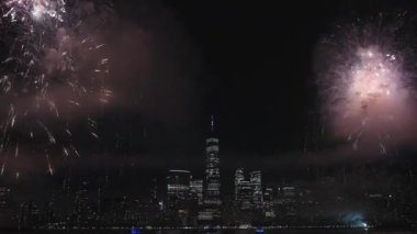Flashing Fireworks ile New York City Skyline Manhattan. New York Manhattan havai fişekleri. New York Havai fişekleri Manhattan üzerinde. 4 Temmuz Havai fişekleri. Bağımsızlık Günü