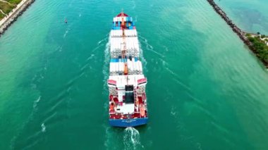 Miami, Florida, ABD - 26 Haziran 2024: konteyner gemisi. Miami 'de konteynırlı bir kargo gemisi. Nakliye konteynırı Miami 'deki kargo gemisine yüklendi. Hava görüntülü kargo gemisi limana giriyor. Lojistik.