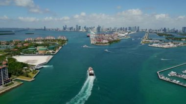 Miami 'de konteynırlı kargo gemisi, hava manzaralı. Kargo gemisinde nakliye konteynırı. Kargo gemisi limana giriyor. Konteyner gemisi. İhraç ve ithalat. Kargo işi 4k.