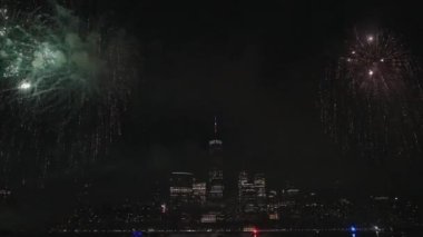 Flashing Fireworks ile New York City Skyline Manhattan. New York Manhattan havai fişekleri. New York Havai fişekleri Manhattan üzerinde. 4 Temmuz Havai fişekleri. Bağımsızlık Günü