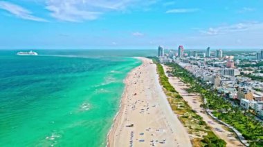Miami 'de yaz tatili. Sahilde deniz seyahati. Biscayne Körfezi Havacılık. Biscayne Körfezi 'nde yolcu gemisi. Miami kıyı şeridi. Miami güney sahili hava manzaralı. Deniz sahili ve sahil şeridi. Gezinti.