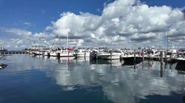 Miami, Florida, ABD - 19 Haziran 2024 Biscayne Körfezi marinasında lüks tekne karavanı. Yat limanı olan bir yelkenli limanı. Yelkencilik ve yat turizmi. Lüks bir hayat. Yaz tatili. Deniz limanında yat..